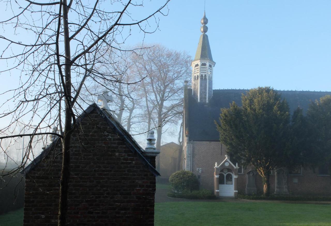 Charming Arty Studioflat, Overlooking The Domain Of A 17Th Century Chapel An Ideal Location For Business Travellers And Peace Seekers Tielrode Kültér fotó
